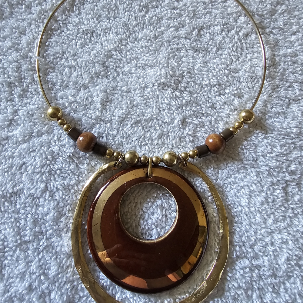 Elegant Gold and Brown Pendant Necklace